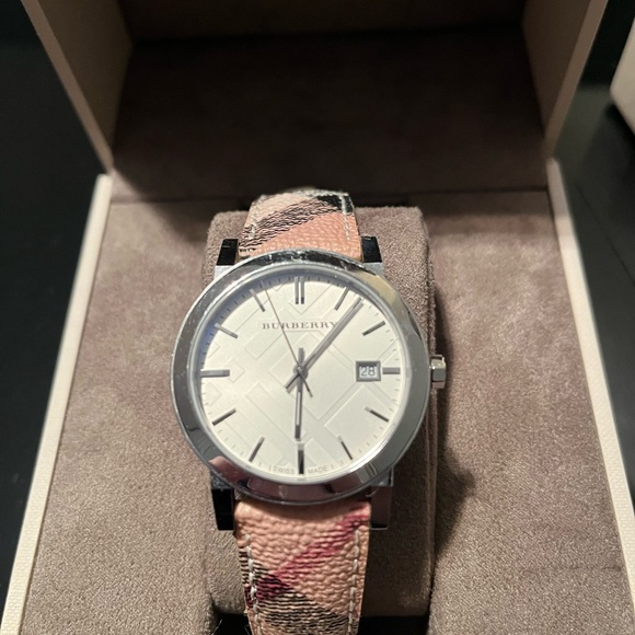 Burberry watch - Picture 1 of 4